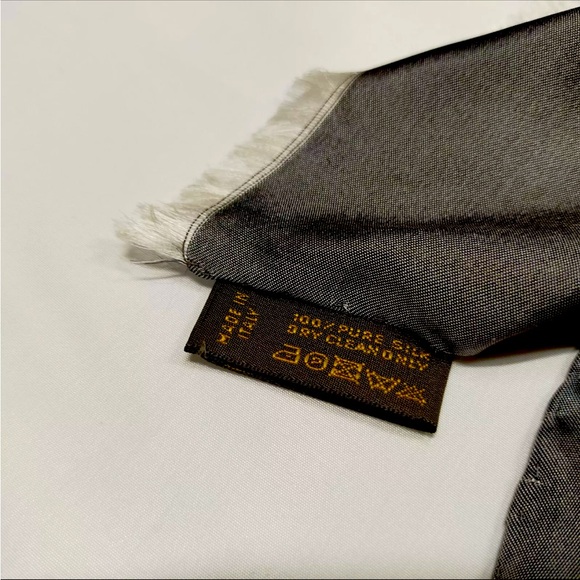 Authentic Louis Vuitton 💯 silk scarf - Picture 6 of 10